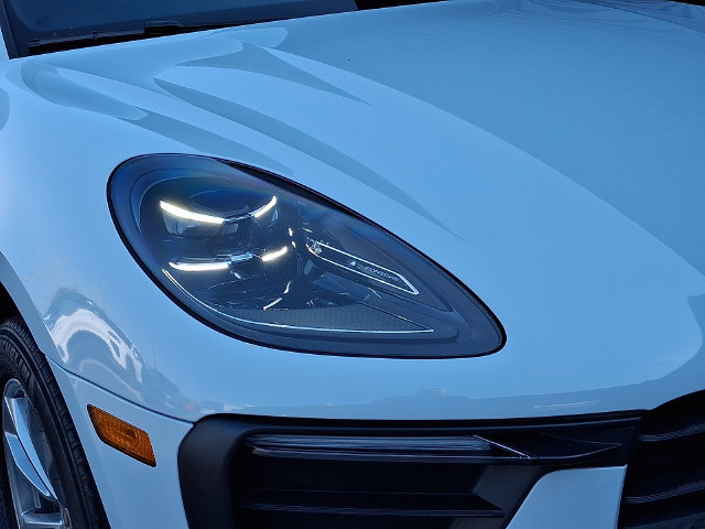 Certified 2025 Porsche Macan AWD/4WD image 11