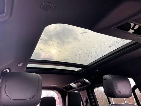 Used 2024 Land Rover Defender 110 SE image 19