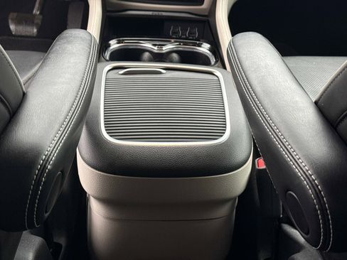 Used 2022 Chrysler Pacifica Limited image 19