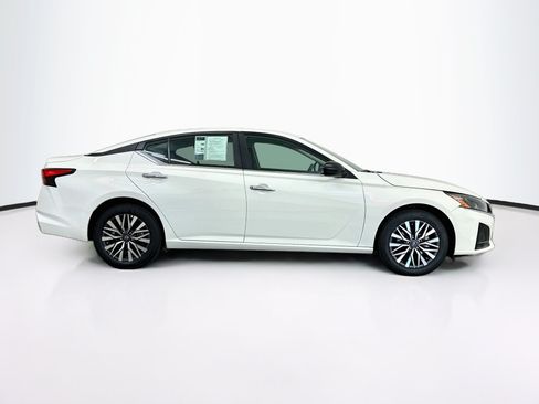 Used 2025 Nissan Altima 2.5 SV AWD/4WD image 10