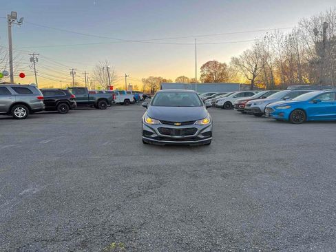 Used 2018 Chevrolet Cruze LT w/ Convenience Package image 3