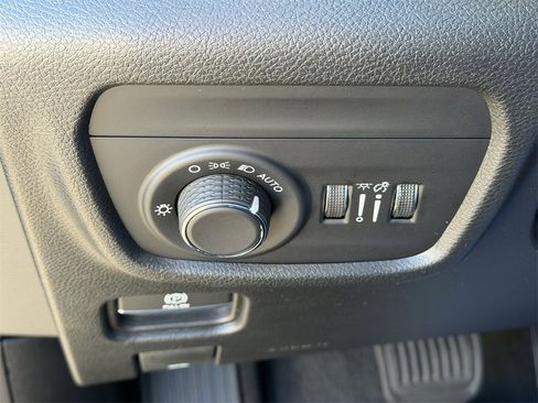 Used 2023 Jeep Grand Cherokee L Laredo image 11