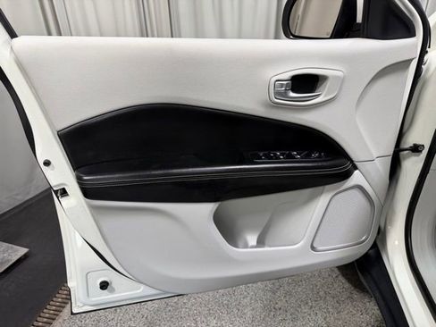 Used 2019 Jeep Compass Latitude w/ Cold Weather Group AWD/4WD image 18