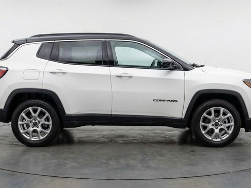 Used 2025 Jeep Compass Limited AWD/4WD image 11