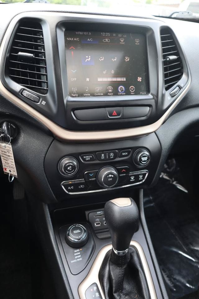 Used 2016 Jeep Cherokee 75th Anniversary AWD/4WD image 22