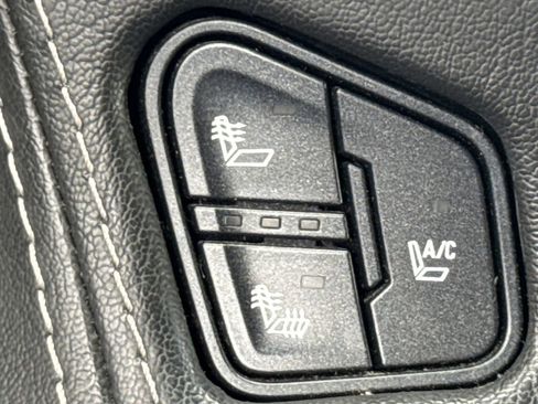 Used 2016 GMC Yukon SLT image 32