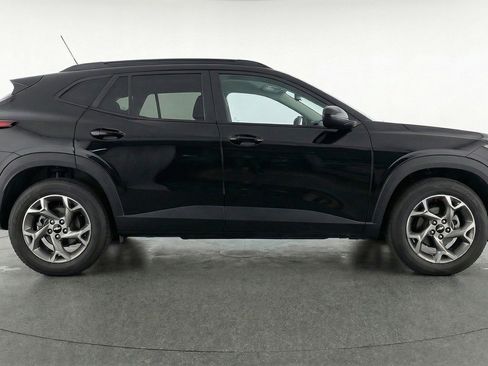 Used 2025 Chevrolet Trax LT w/ LT Convenience Package FWD image 11