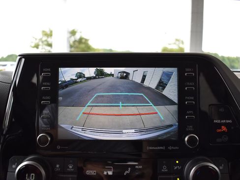 Used 2020 Toyota Highlander XLE AWD/4WD image 20
