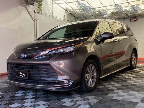 Used 2022 Toyota Sienna XLE AWD/4WD image 3
