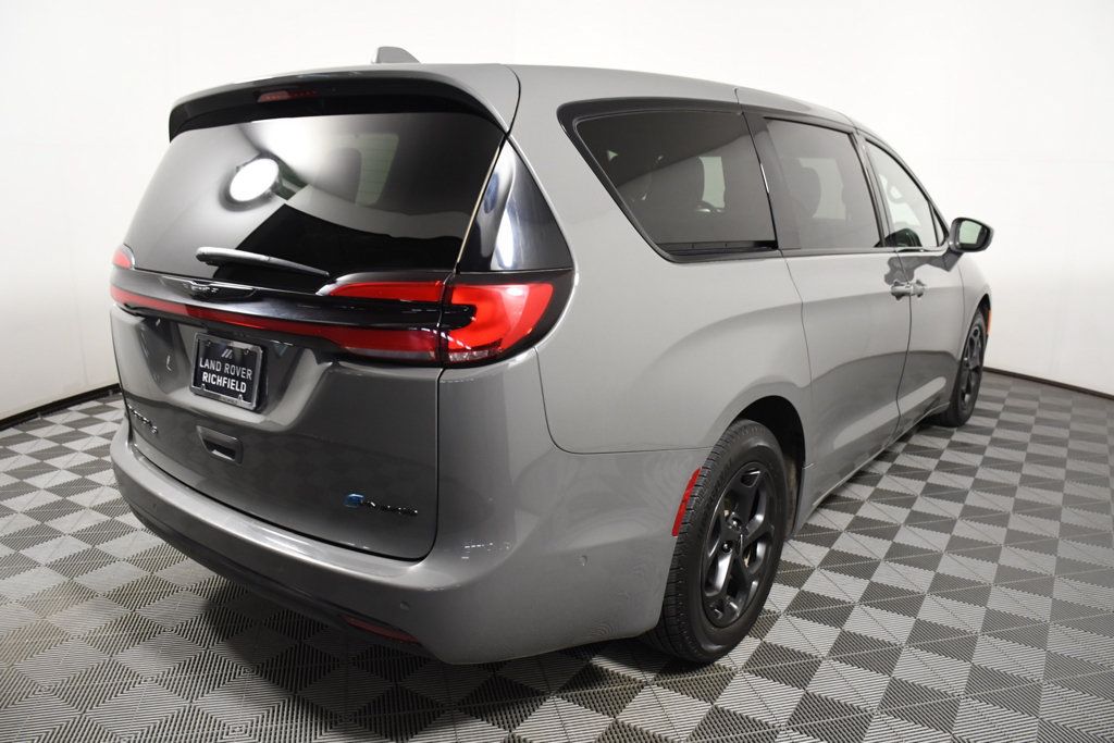 Used 2022 Chrysler Pacifica Limited w/ Uconnect Theater Family Group FWD image 6