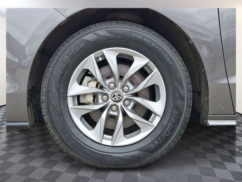 Certified 2023 Toyota Sienna XLE FWD image 9