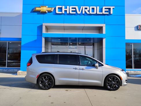 Used 2020 Chrysler Pacifica Touring-L w/ S Appearance Package image 33