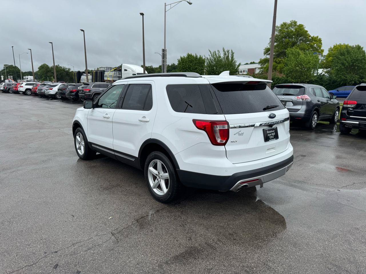 Used 2017 Ford Explorer XLT AWD/4WD image 5