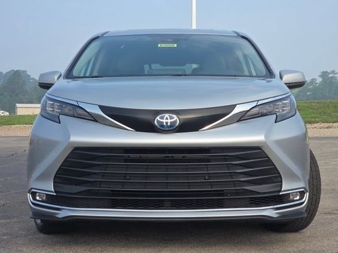 Used 2024 Toyota Sienna XLE FWD image 3