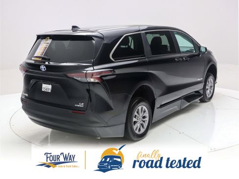 Used 2024 Toyota Sienna LE image 5