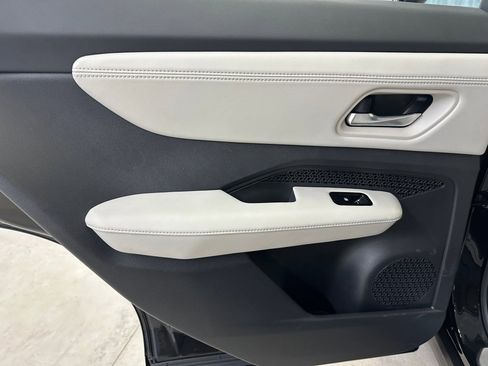 Used 2023 Nissan Ariya AWD image 18