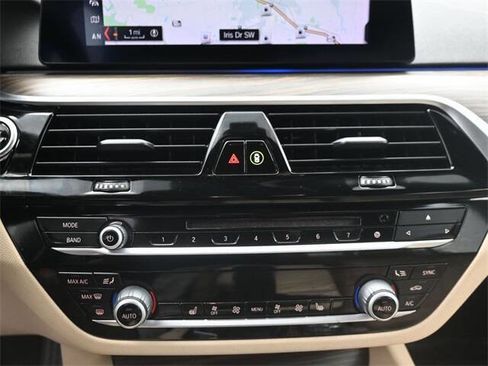 Used 2019 BMW 530e xDrive w/ Convenience Package image 12