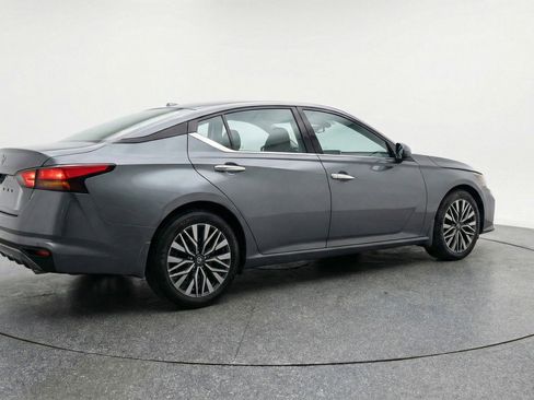 Used 2025 Nissan Altima 2.5 SV FWD image 9