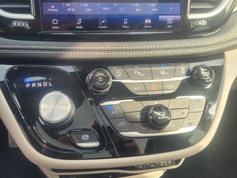 Used 2021 Chrysler Pacifica Touring-L w/ Uconnect Theater Family Group FWD image 25