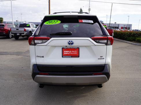Used 2022 Toyota RAV4 SE image 11