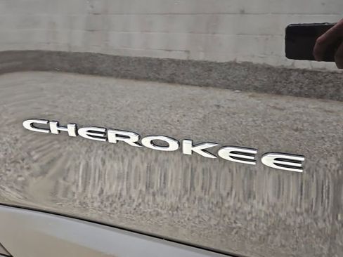 Used 2017 Jeep Cherokee Limited AWD/4WD image 28