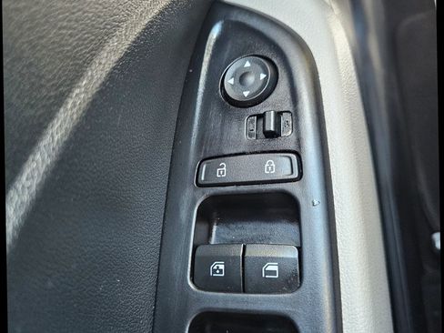 Used 2023 Hyundai Venue SEL image 18