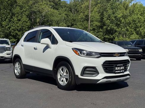 Used 2020 Chevrolet Trax LT w/ LT Convenience Package FWD image 2