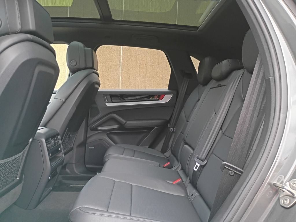 Certified 2024 Porsche Cayenne AWD/4WD image 15