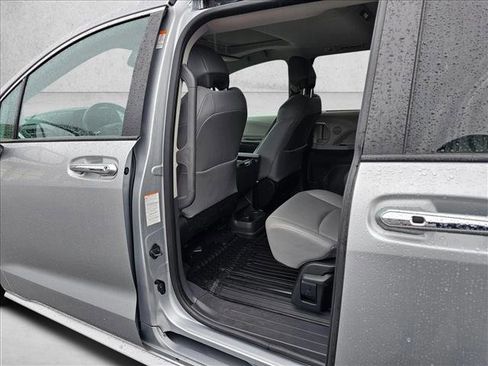 Used 2022 Toyota Sienna XLE w/ XLE Plus Package image 14