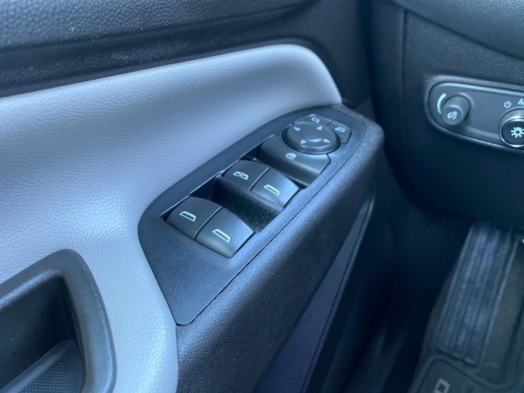 Used 2018 Chevrolet Equinox LS FWD image 25