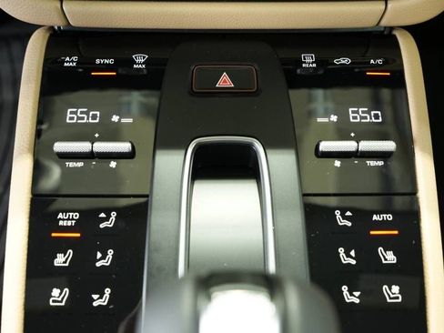 Certified 2025 Porsche Macan AWD/4WD image 21