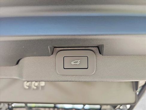 Certified 2024 Land Rover Discovery Dynamic SE image 8