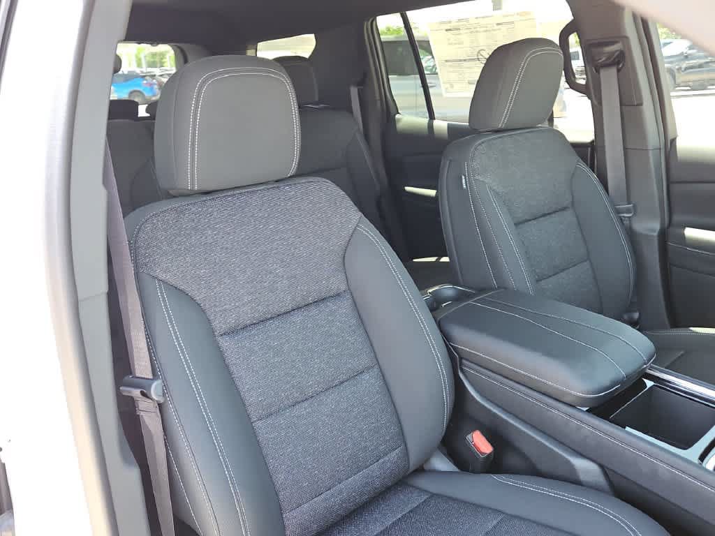 Used 2025 Chevrolet Traverse LT FWD image 3