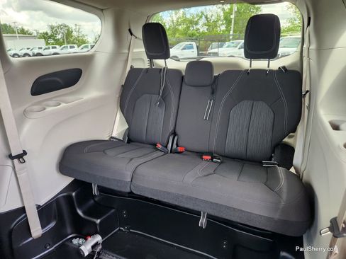 Used 2022 Chrysler Voyager LX image 48