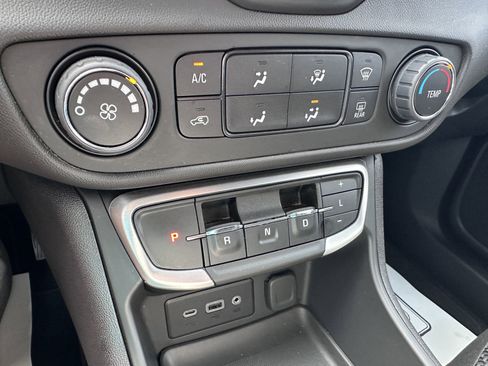 Used 2024 GMC Terrain SLE image 18