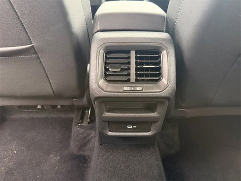 Used 2024 Volkswagen Taos SE image 29