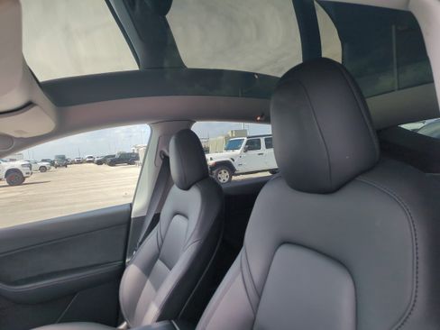 Used 2022 Tesla Model Y Long Range image 22