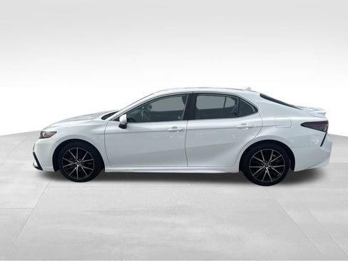 Used 2023 Toyota Camry SE image 2