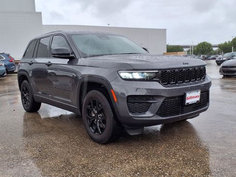 Used 2025 Jeep Grand Cherokee Altitude AWD/4WD image 2