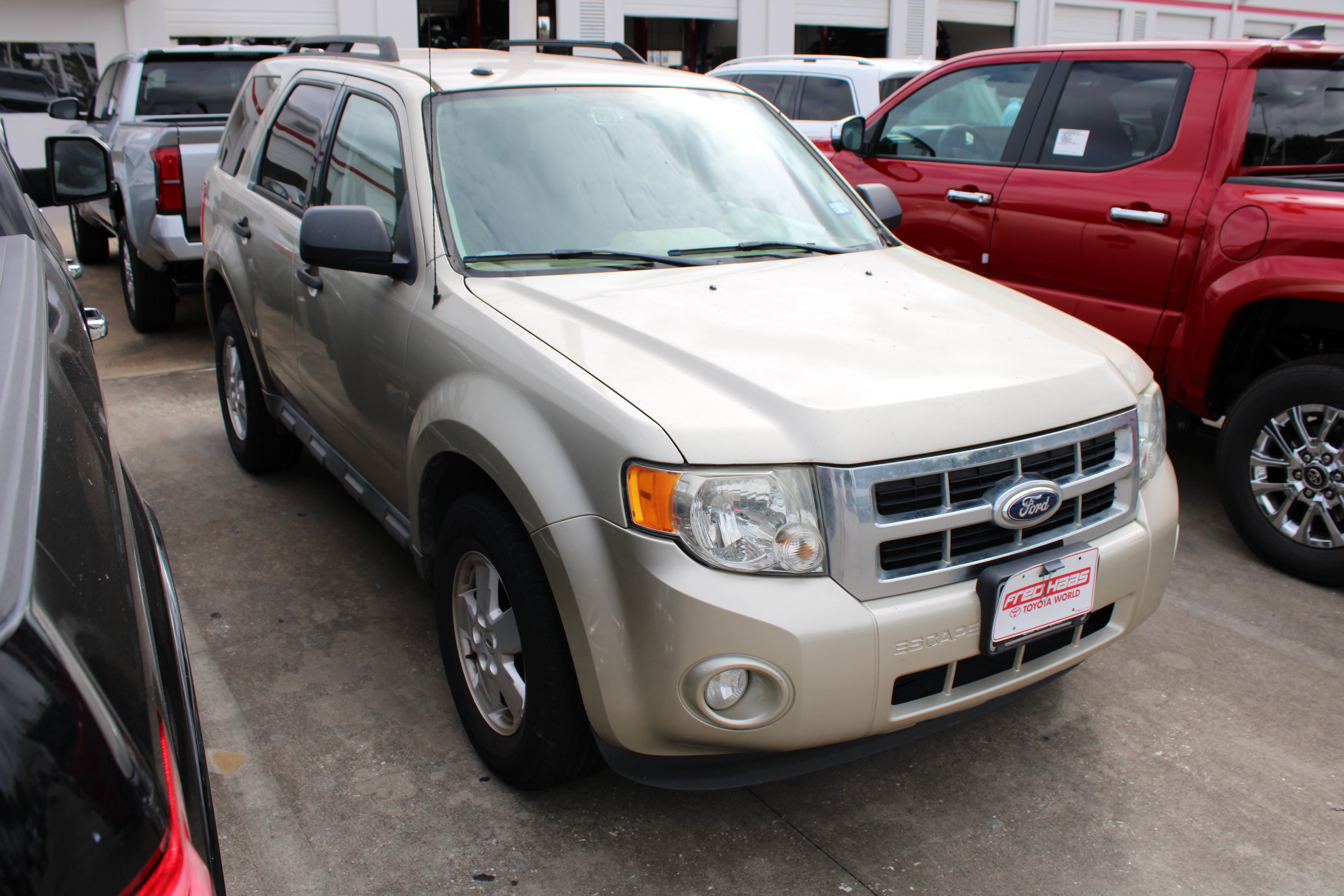 Used 2011 Ford Escape XLT FWD image 2