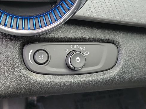 Used 2025 Chevrolet Trax LT w/ LT Convenience Package image 20