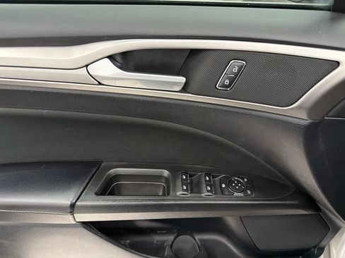Used 2019 Ford Fusion SE FWD image 21