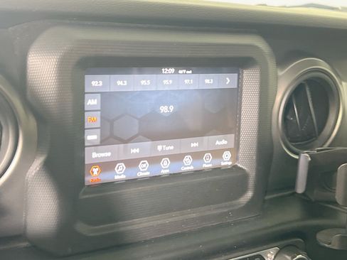 Used 2023 Jeep Gladiator Sport AWD/4WD image 14