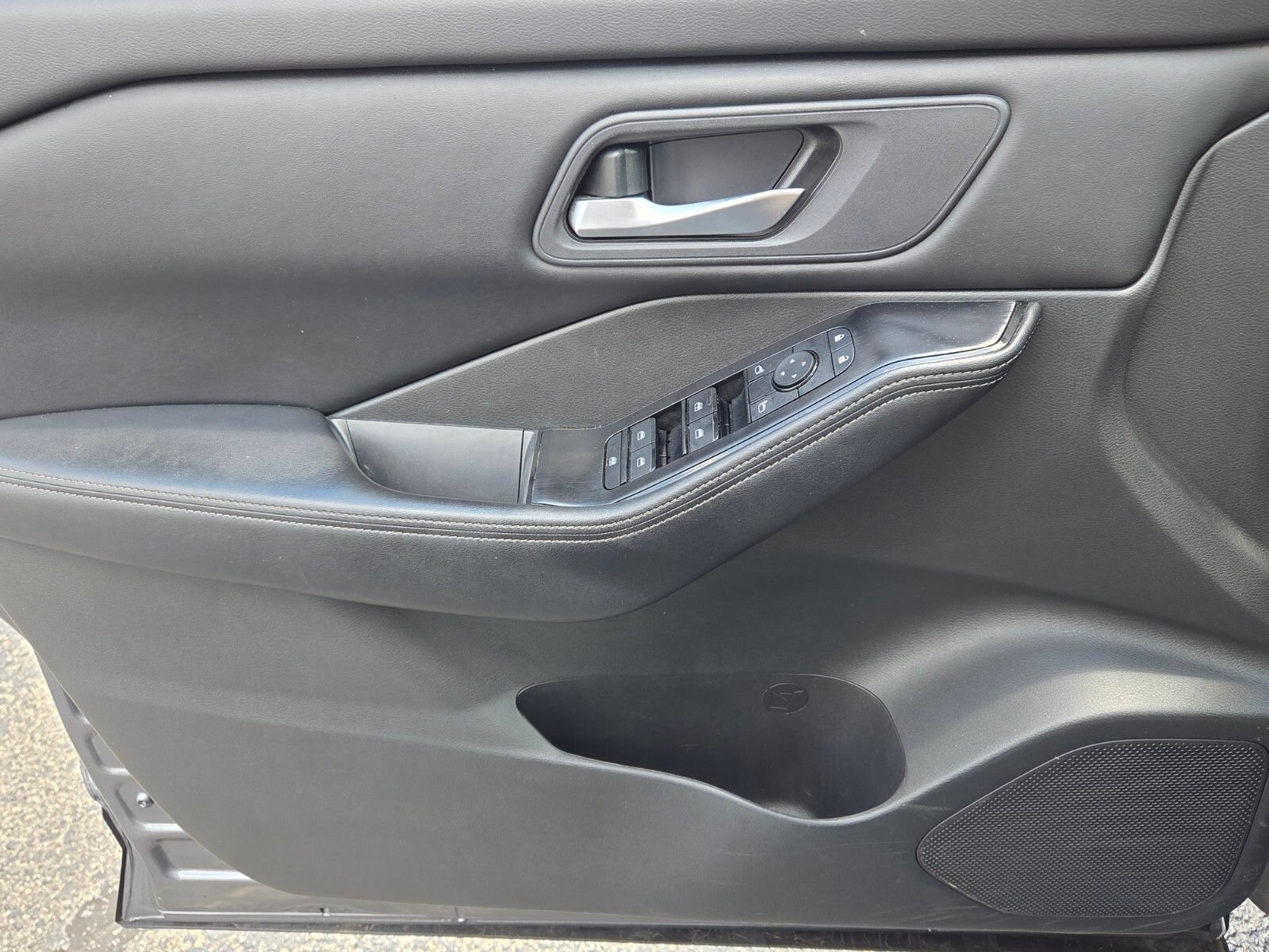 Used 2025 Nissan Rogue SV FWD image 28