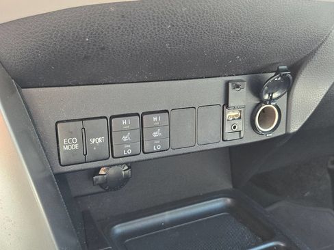 Used 2014 Toyota RAV4 Limited w/ Technology Package AWD/4WD image 31