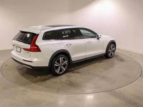 Used 2025 Volvo V60 B5 Cross Country Plus image 5