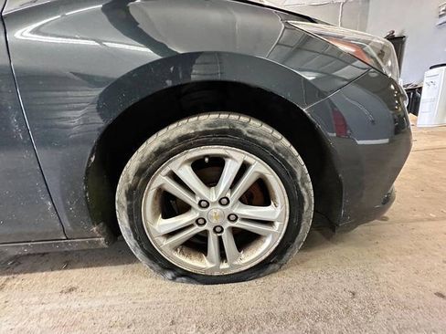 Used 2017 Chevrolet Cruze LT w/ Convenience Package FWD image 19