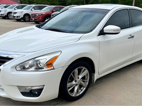 Used 2014 Nissan Altima 2.5 SV w/ Convenience Package FWD image 3