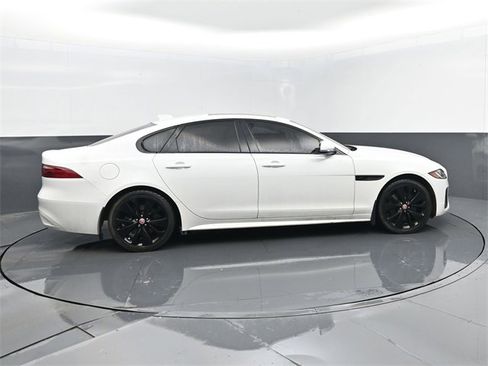 Used 2022 Jaguar XF R-Dynamic SE image 4