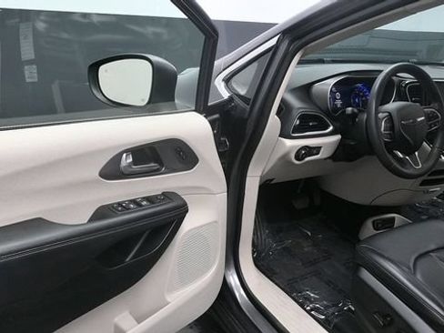 Used 2023 Chrysler Pacifica Touring-L FWD image 22